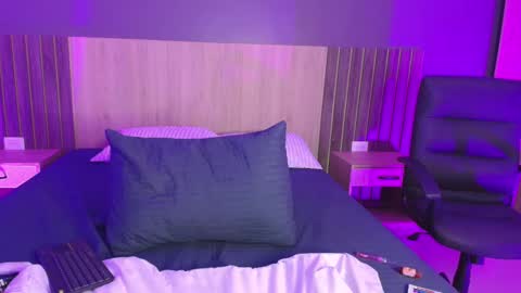 _miamiller_ online show from February 19, 2025, 11:14 pm