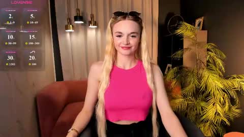 Snapshot of _mila_lux_ chatting on June 20, 2026, 8:55 pm Mila online show from June 20, 2026, 8:55 pm