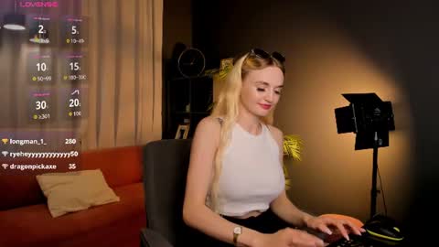 Snapshot of _mila_lux_ chatting on June 22, 2026, 3:25 am Mila online show from June 22, 2026, 3:25 am
