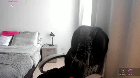 _miss_coco_ online show from April 7, 2026, 12:27 pm