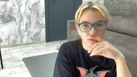 Snapshot of _miss_strawberry_ chatting on April 27, 2026, 10:24 am Sofia birthday october 29 online show from April 27, 2026, 10:24 am
