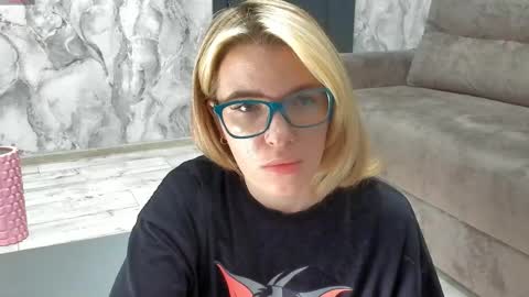 Snapshot of _miss_strawberry_ chatting on April 28, 2026, 2:11 pm Sofia birthday october 29 online show from April 28, 2026, 2:11 pm