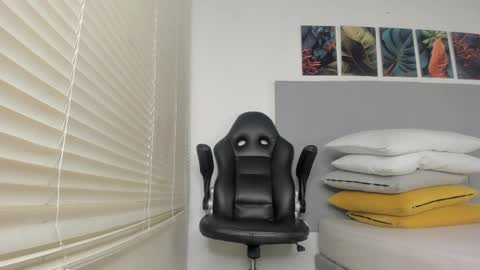 _molly_rosse_ online show from April 14, 2026, 12:22 pm