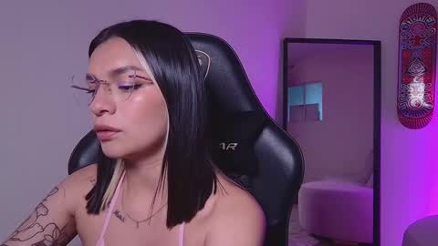 Mai   MODEL INDEPENT  online show from November 4, 2025, 9:58 pm