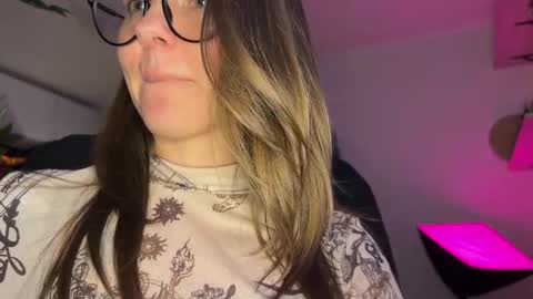 Snapshot of _private_person_ chatting on December 25, 2024, 9:33 pm HADLY today day-off see u online 0112 online show from December 25, 2024, 9:33 pm