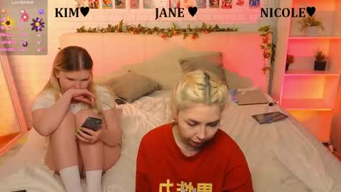 Merlizz Eva Jane Mila Nicole  left to right  online show from May 27, 2026, 1:57 am