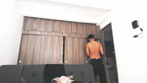 Juan Pablo-independent model online show from April 9, 2026, 8:14 pm