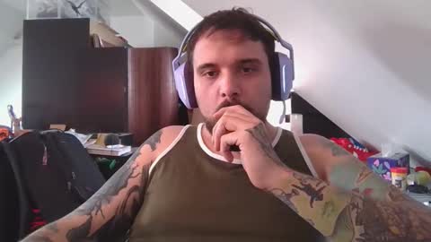 _smiley_bear27 online show from October 6, 2025, 4:32 am