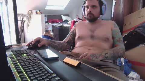 _smiley_bear27 online show from December 23, 2025, 6:11 am