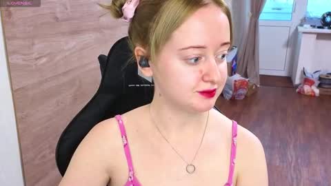 Snapshot of _sofiy_milashka chatting on October 20, 2025, 3:18 am Sofiy online show from October 20, 2025, 3:18 am