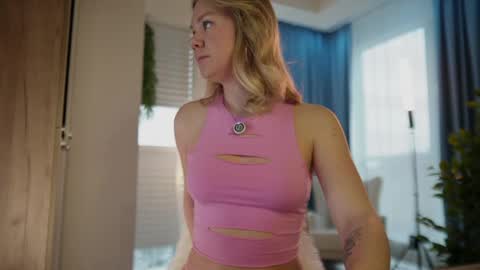 Snapshot of _teasecake_ chatting on April 2, 2026, 3:37 am Annie online show from April 2, 2026, 3:37 am