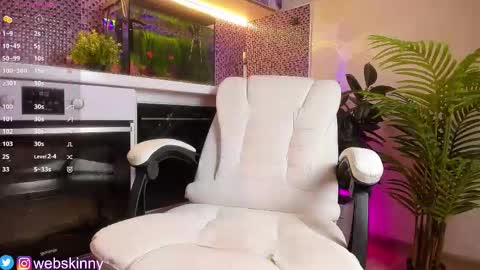 Julia online show from November 22, 2025, 3:11 pm