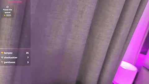 _valeria_saenz_ online show from January 14, 2026, 8:31 am