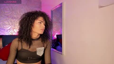 Snapshot of _vennuss_ chatting on October 25, 2025, 5:37 am Venus online show from October 25, 2025, 5:37 am