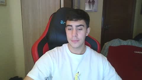 Snapshot of aaronlavine chatting on December 10, 2024, 5:11 pm aaronlavine online show from December 10, 2024, 5:11 pm