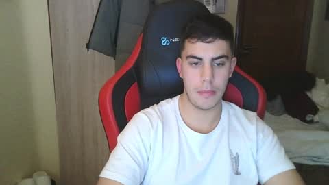 Snapshot of aaronlavine chatting on December 23, 2024, 6:37 pm aaronlavine online show from December 23, 2024, 6:37 pm