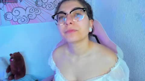 Snapshot of abbie_senjen chatting on May 1, 2026, 1:32 am April online show from May 1, 2026, 1:32 am