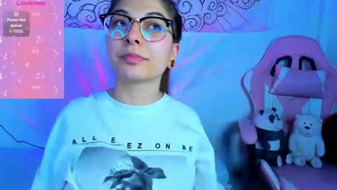 Snapshot of abbie_senjen chatting on May 18, 2026, 12:07 am April online show from May 18, 2026, 12:07 am