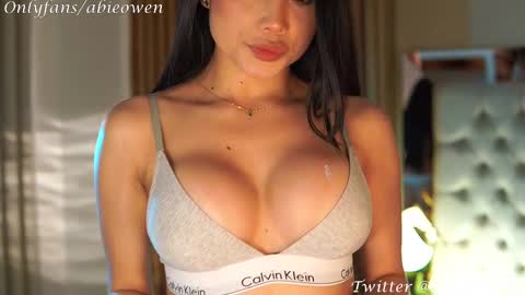 abie_owen online show from February 11, 2025, 9:35 pm