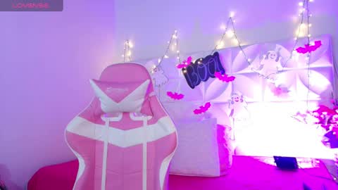 Abril  online show from October 8, 2025, 9:40 am