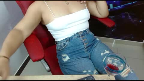 Snapshot of abril_beltran_ chatting on February 9, 2025, 9:17 pm Abril Beltran online show from February 9, 2025, 9:17 pm