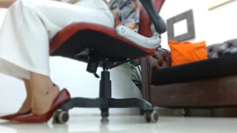 Snapshot of abril_beltran_ chatting on October 7, 2025, 8:39 pm Abril Beltran online show from October 7, 2025, 8:39 pm