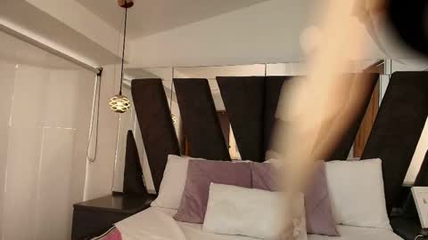  Abril  online show from October 18, 2025, 9:37 pm