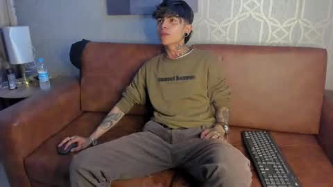 Snapshot of acidmilo chatting on December 10, 2024, 12:49 pm Acid Milo online show from December 10, 2024, 12:49 pm