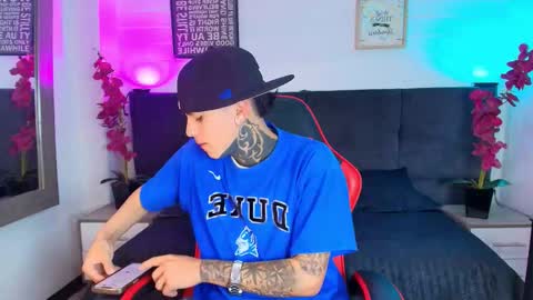 Snapshot of adamswalkerr_ chatting on February 25, 2026, 12:26 pm AdamsWalkerr online show from February 25, 2026, 12:26 pm