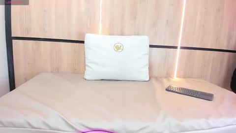 adela chase online show from December 23, 2025, 1:58 am