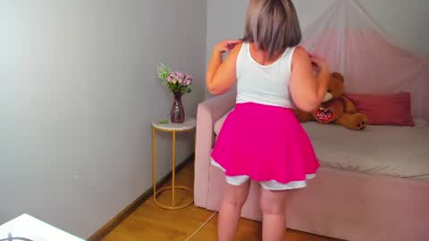 AdeleRavelle online show from July 7, 2026, 6:47 am