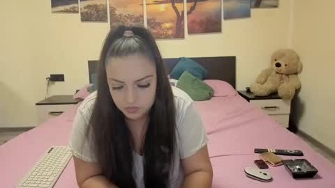 Adellineee online show from April 16, 2026, 9:15 pm