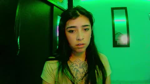 Snapshot of adri_gomez1 chatting on October 16, 2025, 2:01 am online show from October 16, 2025, 2:01 am