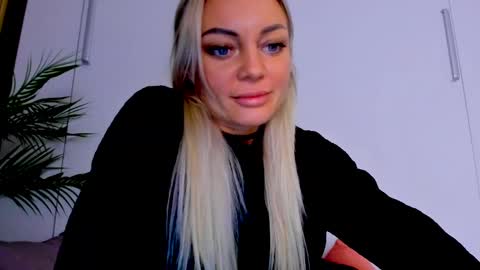 Adriana online show from March 4, 2025, 3:26 pm