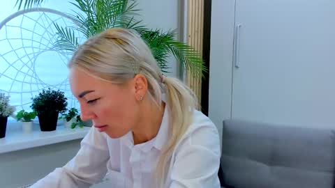 Adriana online show from September 29, 2025, 6:29 am