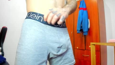 Agustin online show from December 26, 2024, 5:51 pm