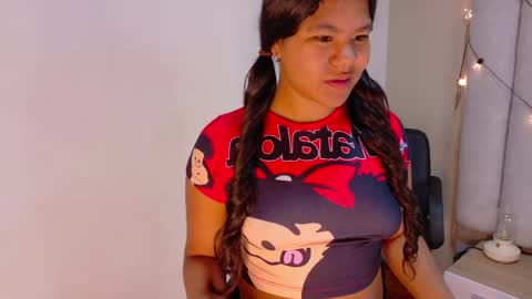 Snapshot of ahslyevans__ chatting on April 5, 2026, 12:02 pm AHSLY online show from April 5, 2026, 12:02 pm
