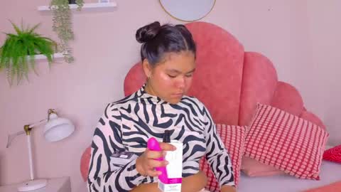 Snapshot of ahslyevans__ chatting on April 16, 2026, 11:33 am AHSLY online show from April 16, 2026, 11:33 am