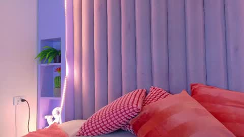 Snapshot of ahslyevans__ chatting on May 19, 2026, 8:04 pm AHSLY online show from May 19, 2026, 8:04 pm