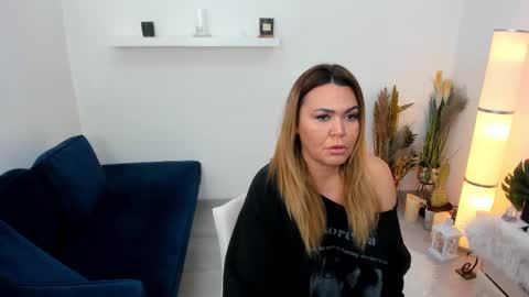 Snapshot of aileen_stone chatting on January 5, 2025, 11:37 am Aileen online show from January 5, 2025, 11:37 am