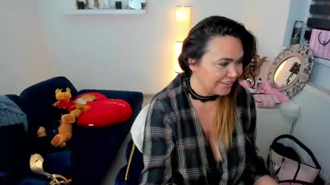 Snapshot of aileen_stone chatting on February 16, 2025, 6:43 pm Aileen online show from February 16, 2025, 6:43 pm