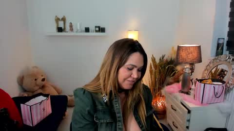 Snapshot of aileen_stone chatting on February 18, 2025, 6:26 pm Aileen online show from February 18, 2025, 6:26 pm