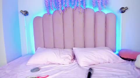 Aira Moon online show from September 18, 2025, 10:01 pm