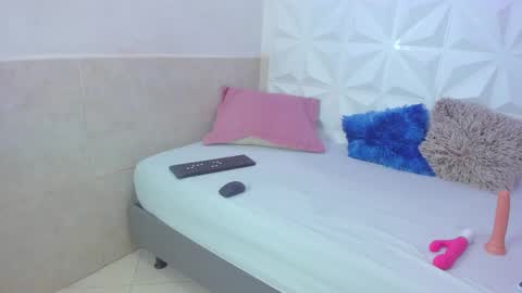 aisha_farah online show from September 15, 2025, 3:12 pm