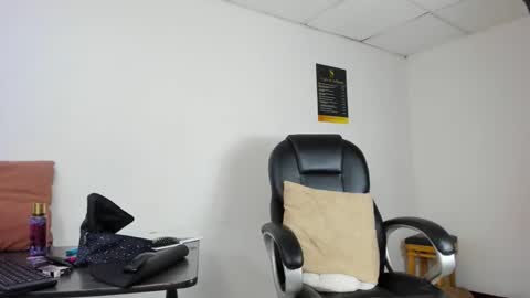 Aisha online show from December 2, 2025, 5:02 am