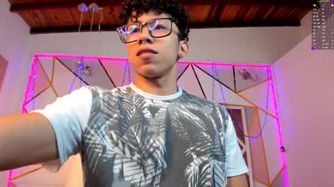 akazaboy online show from December 3, 2024, 4:25 am