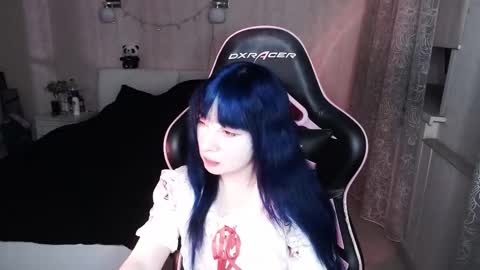 akirahartyx online show from November 30, 2025, 4:33 pm