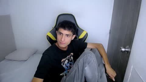 Akyra latin online show from February 19, 2026, 12:01 pm