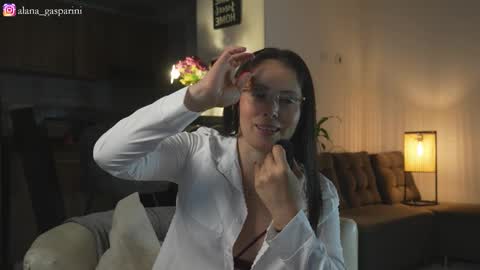 Alana Gasparini online show from November 21, 2025, 2:32 am