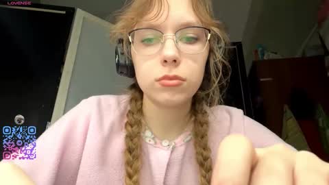 Stella online show from October 7, 2025, 2:03 pm